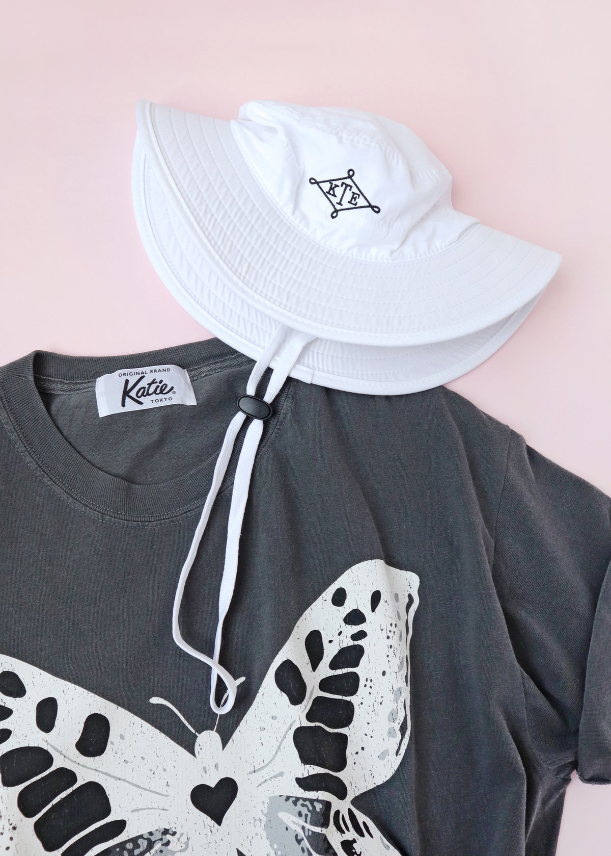 KATIE EMBLEM bucket hat