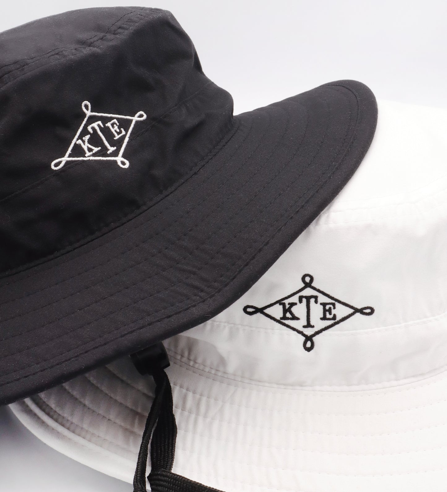 KATIE EMBLEM bucket hat