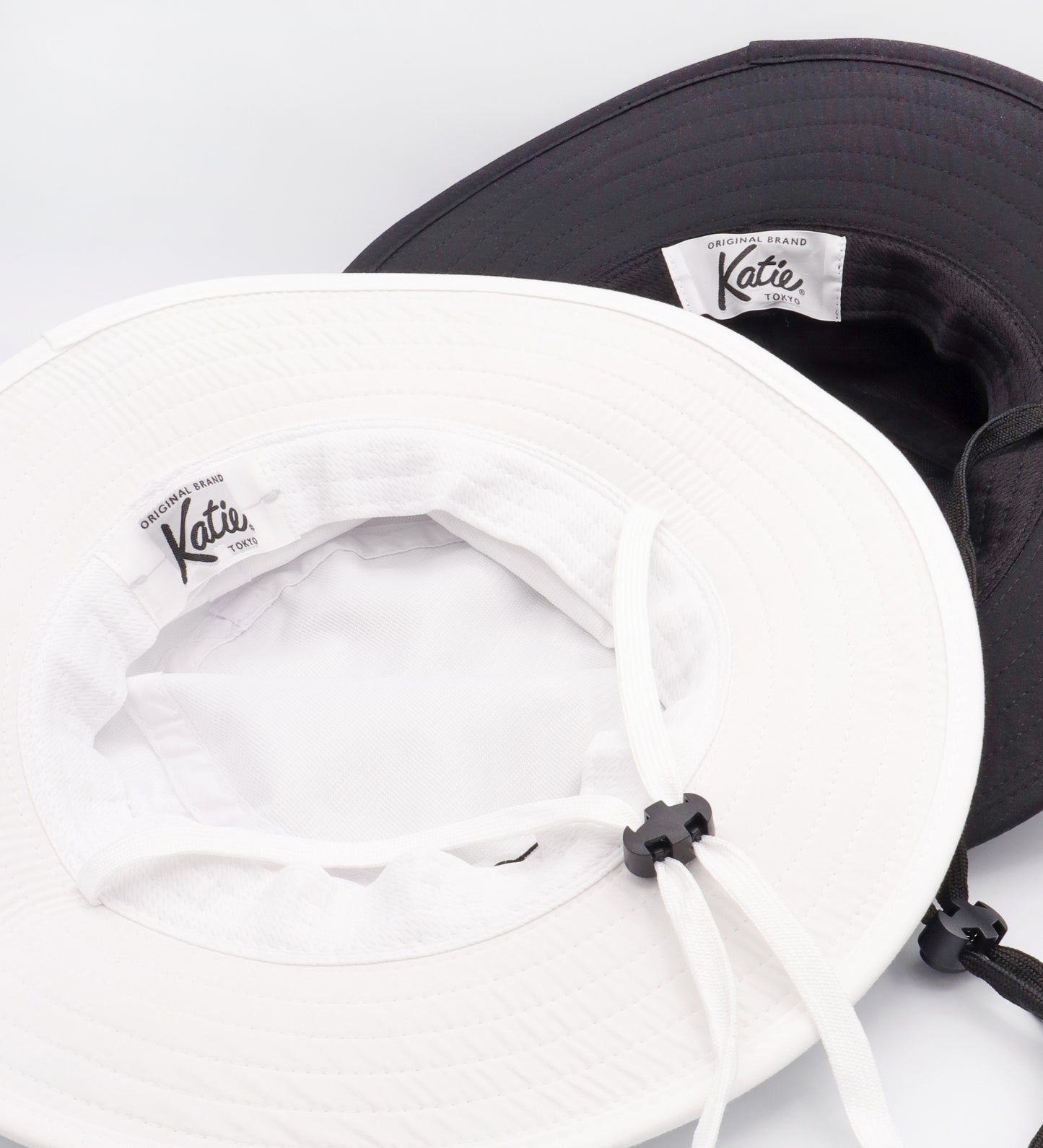 KATIE EMBLEM bucket hat